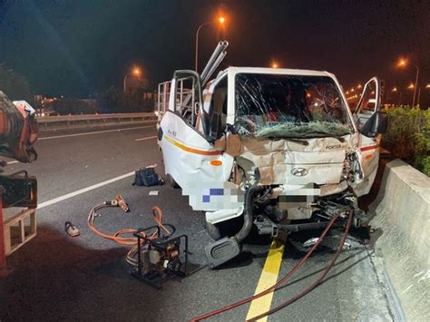 西螺 車禍|快訊／國一北上晚間嚴重車禍！1人噴飛車外 倒地被蓋。